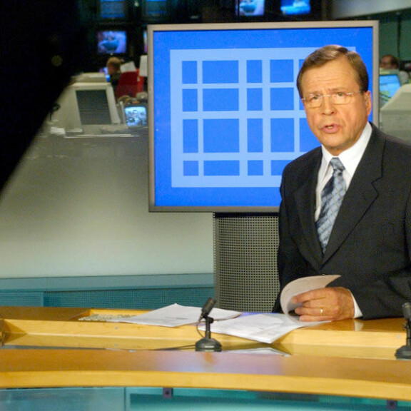 Jari Sarasvuo ja Simo Rantalainen juonsivat lääkehöyryissä – poliittinen kannanotto aiheutti kuuluttajalle potkut! Muistatko nämä suomalaisen tv-viihteen suurimmat kohut? Arvi Lind