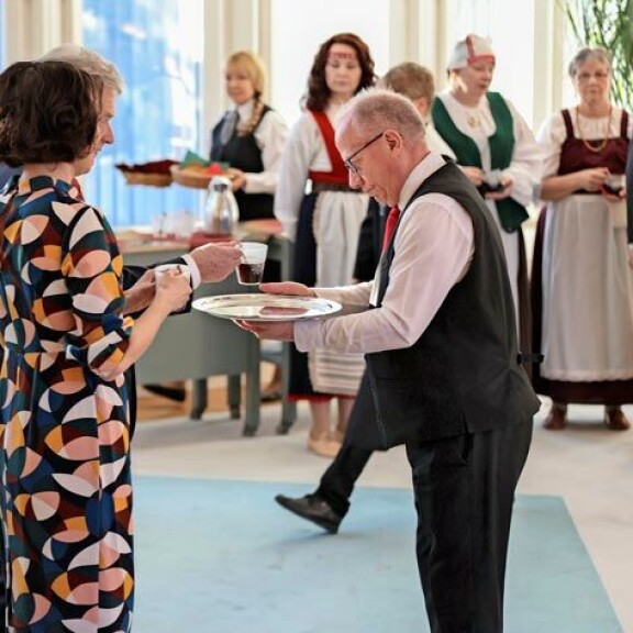 Presidenttiparin joulupöydässä on herkkuja kinkusta maa-artisokkasipseihin. Presidenttiparin joulupöydässä on herkkuja kinkusta maa-artisokkasipseihin.