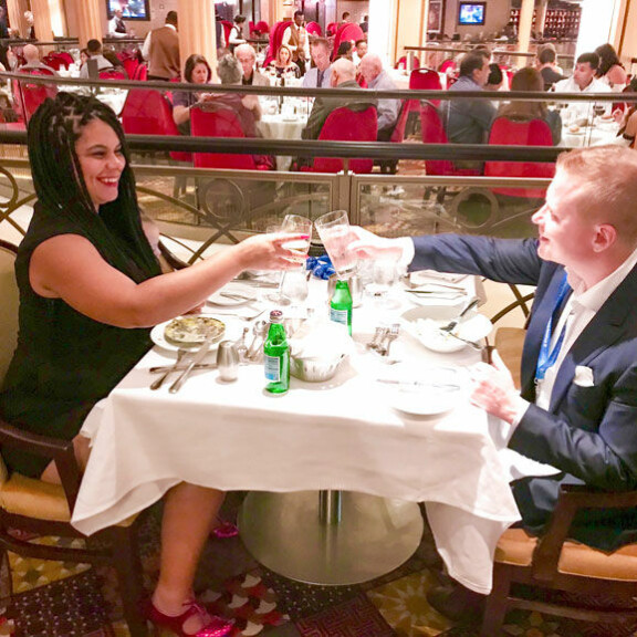 Kaulaset nauttivat Allure of the Seas -täysihoitoristeilijän herkullisista ruuista. Kaulaset nauttivat Allure of the Seas -täysihoitoristeilijän herkullisista ruuista.