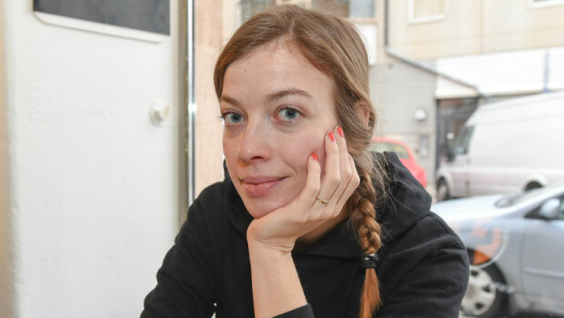 Ohhoh! Li Andersson vaihtoi märkiä kielareita Turussa kaulahuivimiehen kanssa - kuvat! Li Andersson viihtyi kaulahuivimiehen kanssa.