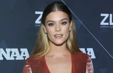 Jösses, superseksikäs Nina Agdal aloitti uuden vuoden nakuilemalla: poseerasi ilman rihman kiertämää - kuva!