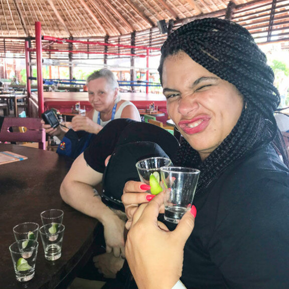 – Hyvää yötä, Sampo tokaisi ja muka 'sammui' Mintun viereen tequila-maistajaisissa. – Hyvää yötä, Sampo tokaisi ja muka 'sammui' Mintun viereen tequila-maistajaisissa.