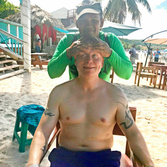 Roatánin saarella tarjottu rantahieronta teki Sampolle hyvää. Roatánin saarella tarjottu rantahieronta teki Sampolle hyvää.