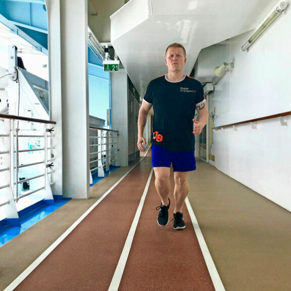 Sampo lenkkeili joka aamu laivan juoksuradalla. Sampo lenkkeili joka aamu laivan juoksuradalla.