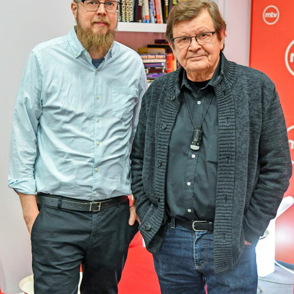 Tuomas arvostaa Heikin kykyä heittäytyä Mielensäpahoittajaksi. – Heikissä yhdistyy vahva kuori ja pehmeä sisu. Hän on kuin Kinder-muna, jonka sisällä on yllätys. Tuomas arvostaa Heikin kykyä heittäytyä Mielensäpahoittajaksi. – Heikissä yhdistyy vahva kuori ja pehmeä sisu. Hän on kuin Kinder-muna, jonka sisällä on yllätys.