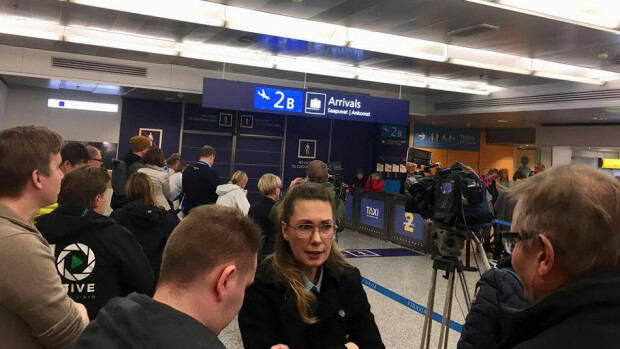 Missä Nuoret Leijonat luurasivat? Maailmanmestarit saapuivat Helsinki-Vantaalle pitkän odotuksen jälkeen ja tunnelma tiivistyi - kuvat ja video! Leijonia odotetaan Helsinki-Vantaan lentoasemalla.