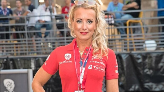 Seksikkäästi bikineissä poseeraava mentalisti Noora Karma avautuu somessa saamistaan kommenteista: ”Persees on levenny ku ladonovi” - katso kuva! Noora Karma
