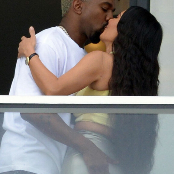 Kanye West ei pystynyt pitämään näppejään erossa Kim-vaimostaan: tarrasi jättipeppuun intohimoisella hetkellä – kuva! Kim Kardashian ja Kanye West