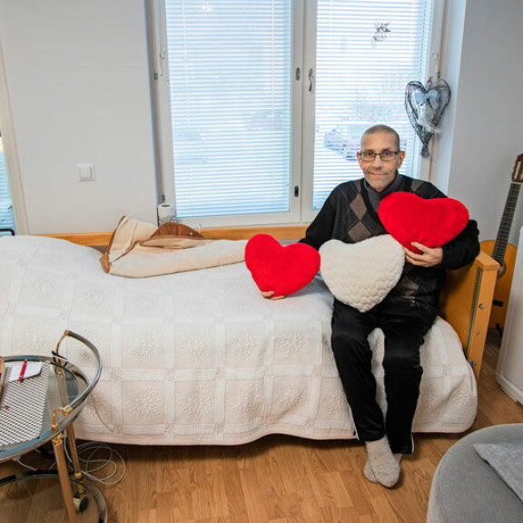 – Olen nöyrästi kiitollinen kaikesta tuesta ja viesteistä, joita olen saanut satamäärin, Jarmo sanoo kotinsa olohuoneessa sairaalasängyllään sydäntyynyjen ympäröimänä. – Olen nöyrästi kiitollinen kaikesta tuesta ja viesteistä, joita olen saanut satamäärin, Jarmo sanoo kotinsa olohuoneessa sairaalasängyllään sydäntyynyjen ympäröimänä.