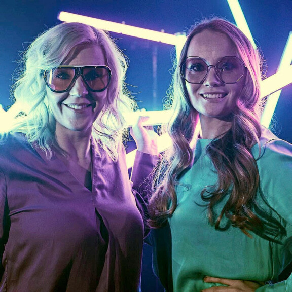 Vappu ja Marja vihjailevat kutsuneensa talk show´hun rouva Jenni Haukion. – Minttu ja Kimi Räikkönen olisi myös hienoa saada ohjelmaan, Vappu paljastaa. Vappu ja Marja vihjailevat kutsuneensa talk show´hun rouva Jenni Haukion. – Minttu ja Kimi Räikkönen olisi myös hienoa saada ohjelmaan, Vappu paljastaa.