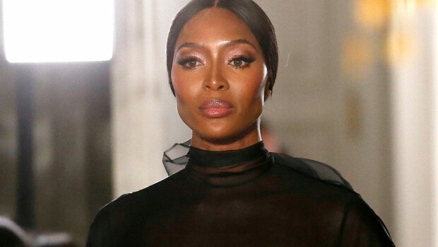 Wau, Naomi Campbell loksautti leuat muotinäytöksessä: rinnat näkyivät estoitta kankaan läpi – kuva! Naomi Campbell