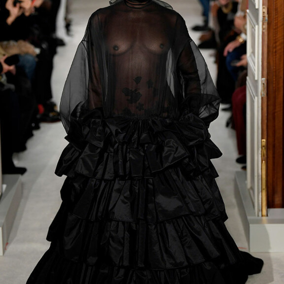 Wau, Naomi Campbell loksautti leuat muotinäytöksessä: rinnat näkyivät estoitta kankaan läpi – kuva! Naomi Campbell