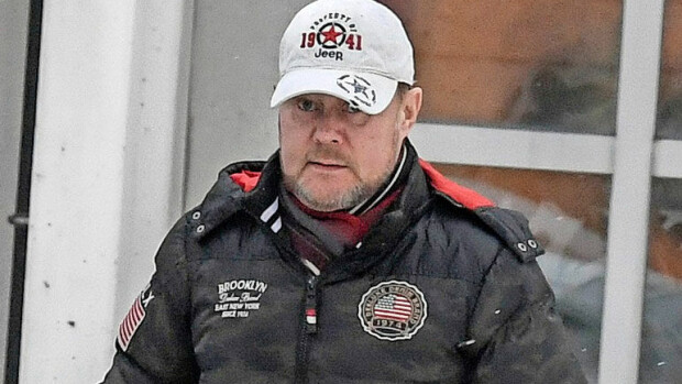 Ex-kansanedustaja Pertti Salovaaran nuori rakas on kaunis nigerialainen yksinhuoltajaäiti – paparazzikuva! Pertti Salovaara löysi uuden rakkaan.