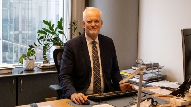 Petri Sarvamaan ja Sabina-rakkaan kohusuhde kuohuttaa EU-parlamentissa: Kuormasta syömistä ihmetellään Petri Sarvamaa