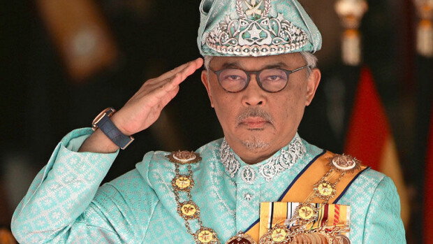 Aviokriisi! Venäläinen missikaunotar haluaa avioeron kruunustaan luopuneesta Malesian kuninkaasta! Malesian kuningas on aviokriisissä.