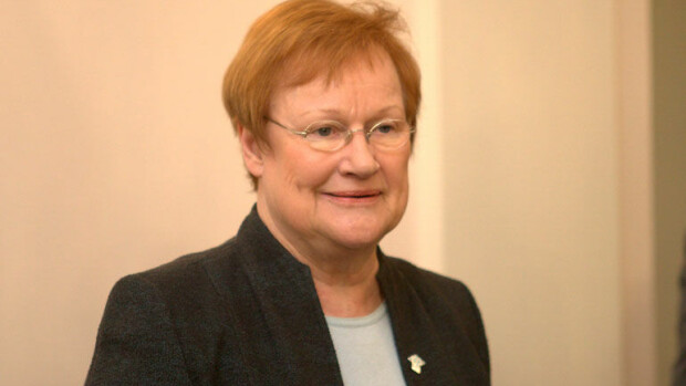 Nälkä yllätti Tarja Halosen kesken ostosreissun: lihapullalautanen nopeasti tyhjäksi – kuva! Tarja Halonen ruokaili Ikeassa.