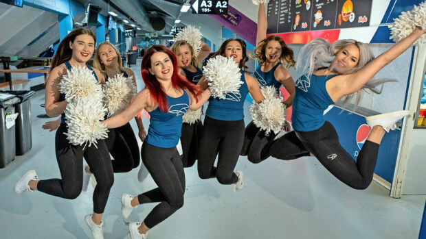 Harvinainen takahuonevideo julki: Pelicansin seksikkäät Dance Girlsit avasivat ovet Seiskalle - tältä Liigan kuumimpien cheerleadereiden iltapuhde näyttää! Lahden Pelicansia kannustaa näyttäviin tanssiliikkeisiin panostava cheerleader-ryhmä.