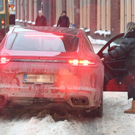 Räppäri Uniikki ja Mira-rakas hämmensivät liikenteessä: ökyautoileva pariskunta tukki risteyksen – kuva! Uniikki ja Mira ökyautoilivat.
