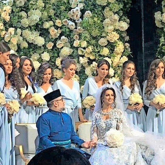 Aviokriisi! Venäläinen missikaunotar haluaa avioeron kruunustaan luopuneesta Malesian kuninkaasta! Malesian häät