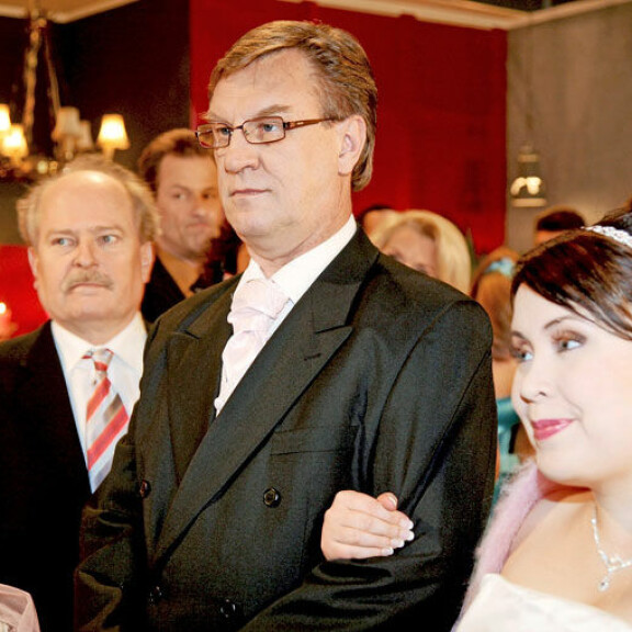 Salla poistui Salkkareista dramaattisesti, kun hän nousi junasta laulaen Ressu Redfordin Taas Aurinko nousee -kappaletta. – Pääsin laulamaan kappaleen Ressun kanssa Salkkarit 20 v. -risteilyllä. Salla poistui Salkkareista dramaattisesti, kun hän nousi junasta laulaen Ressu Redfordin Taas Aurinko nousee -kappaletta. – Pääsin laulamaan kappaleen Ressun kanssa Salkkarit 20 v. -risteilyllä.