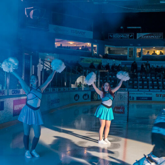 Alkushow'n aikana Pelicans Dance Girls huiskuttaa jäällä ja toivottaa kotijoukkueen tervetulleeksi pistejahtiin. Ennen ottelun alkua Pelicans Dance Girls huiskuttaa jäällä ja toivottaa kotijoukkueen tervetulleeksi pistejahtiin.