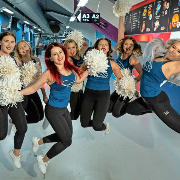 Liigan kärkikahinoissa lentävä Pelicans nauttii näyttävien Dance Girlsien kannustuksesta. Vasemmalta oikealle Isa Halme, 19, Eevi Koivunen, 18, Nuppu Komonen, 25, Leenu Ahonen, 23, Luisa Polus, 18, Ilona Ilvonen ja Mira Ahola, 24. Liigan kärkikahinoissa lentävä Pelicans nauttii näyttävien Dance Girlsien kannustuksesta. Vasemmalta oikealle Isa Halme, 19, Eevi Koivunen, 18, Nuppu Komonen, 25, Leenu Ahonen, 23, Luisa Polus, 18, Ilona Ilvonen ja Mira Ahola, 24.