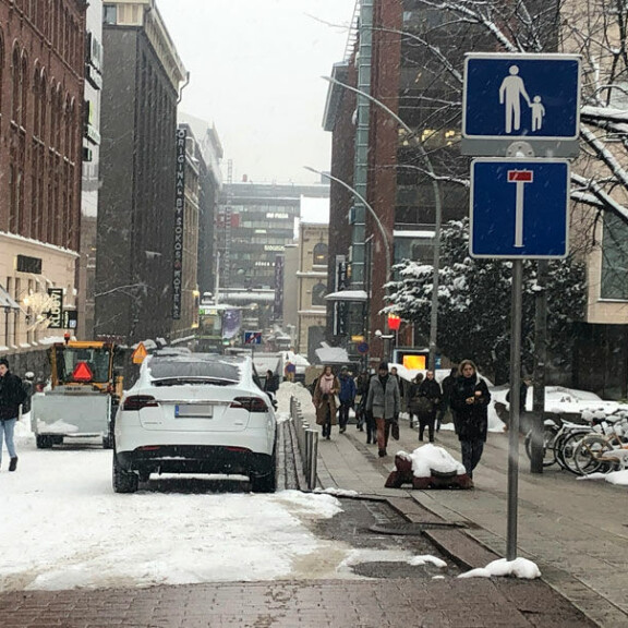 Reino Nordin sekoili Helsingin ytimessä: auto parkkiin kävelykadulle – kuva! Reino Nordin pysäköi autonsa kävelykadulle.