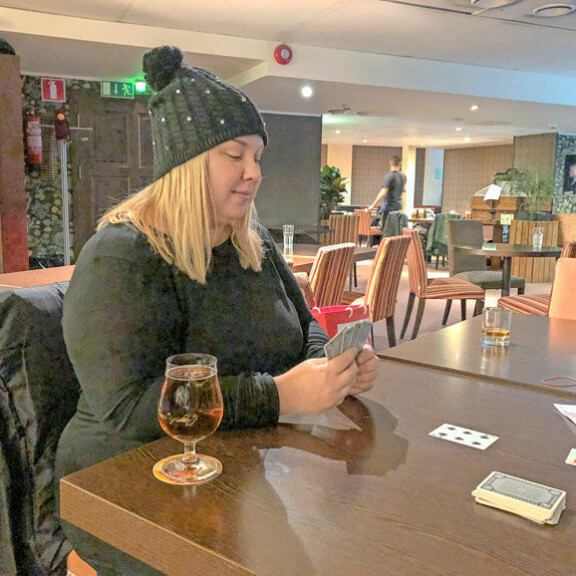 Kohukaunotar Henna Kalinaisella vauhdikas ilta: laulu raikasi ja viina virtasi – kuva! Henna Kalinainen oluella.