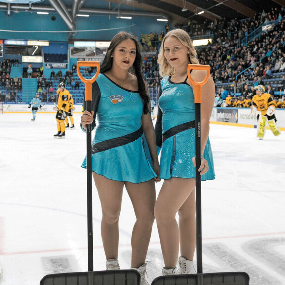 Hei, me kolataan! Louisa Polus ja Eevi Koivunen ovat Pelicansin Ice Girls. Hei, me kolataan! Louisa Polus ja Eevi Koivunen ovat Pelicansin Ice Girls.