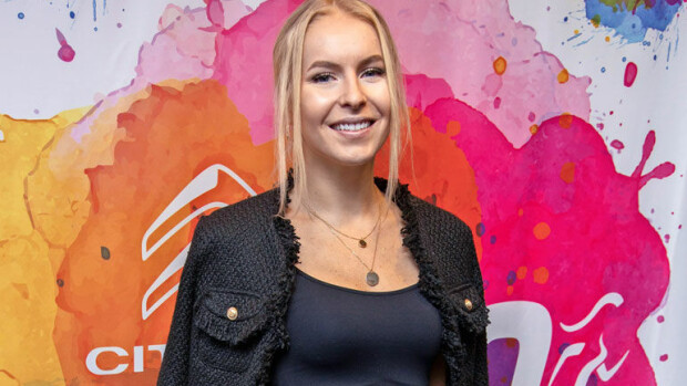 Miss Suomi Alina Voronkovalle pettymys – Joonas-rakas ei päässyt Suomeen! Alina Voronkovan Joonas-rakas ei pääse Suomeen.