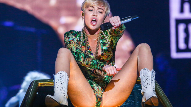 Miley Curys ilahdutti tuoretta aviomiestään somessa – sakset auki glitterbodyssa: nyt on kapea haaraosa! miley