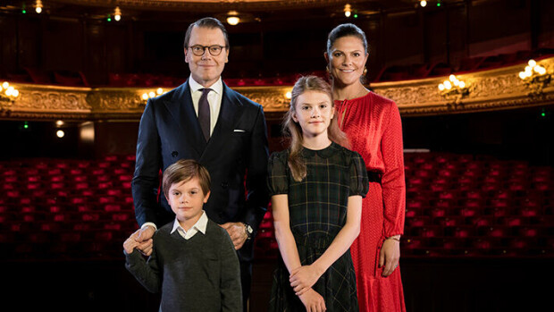 Kruununprinsessa Victorian perheen erikoinen joulutervehdys: prinssi Oscar, 6, ärjyy ja prinsessa Estelle, 10, kieleilee! kuninkaalliset