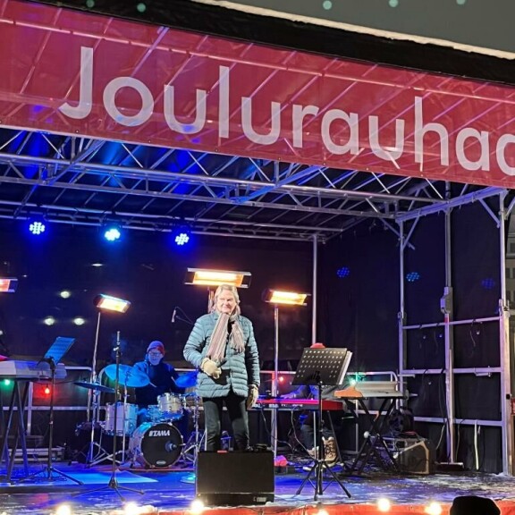 Hiljattain 76 vuotta täyttänyt Pepe Willberg heitti hiljattain onnistuneen joulukeikan Lahden joulutorilla. Hiljattain 76 vuotta täyttänyt Pepe Willberg heitti hiljattain onnistuneen joulukeikan Lahden joulutorilla.