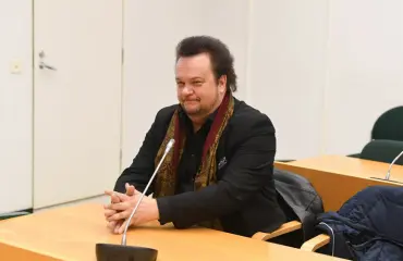 Ex-rakkaansa pahoinpitelyistä syytetty oopperalaulaja Hannu Jurmu rehvasteli oikeudessa: tuomari huomautti käytöksestä – kuvat!