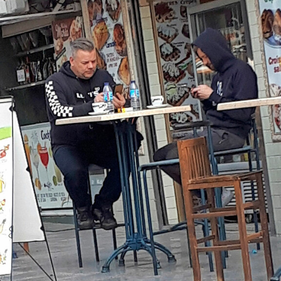 Jari Sillanpää bongattiin Espanjassa! Pistäytyi kahvilassa omien eväiden kanssa – kuva! Jari Sillanpää Espanjassa.