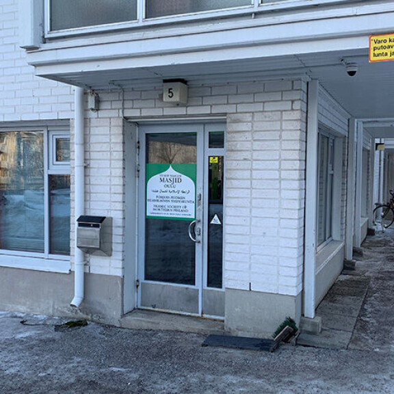 Sattumaako? Oulussa joku rikkoi muslimien rukoushuoneen ikkunan ja heitti savukranaatin sisään - samana päivänä kohuttu raiskausoikeudenkäynti Tähän rukoushuoneeseen Oulussa kohdistui varhain tiistaina 26.2.2019 vahingonteko.