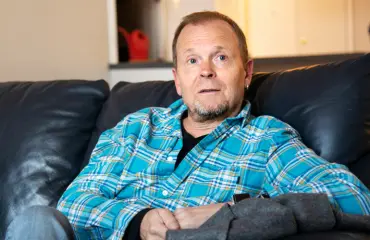 Hassisen Kone -muusikko Jussi Kinnunen selvisi vakavasta päihdeongelmasta – auttaa nyt alkoholisteja toipumaan: ”Suomessa ryypätään paljon, koska on häpeän kulttuuri!”