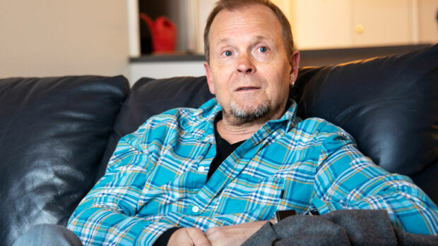 Hassisen Kone -muusikko Jussi Kinnunen selvisi vakavasta päihdeongelmasta – auttaa nyt alkoholisteja toipumaan: ”Suomessa ryypätään paljon, koska on häpeän kulttuuri!” Jussi Kinnunen on päihdeterapeutti.