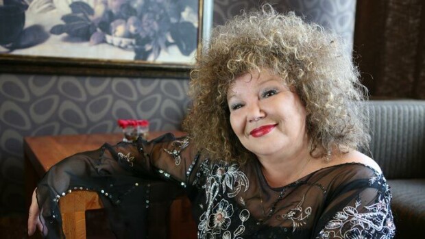 Ex-mies auttaa arjessa – Anita Hirvonen asuu kansakoulussa: Kotona piisaa vilskettä Anita Hirvonen