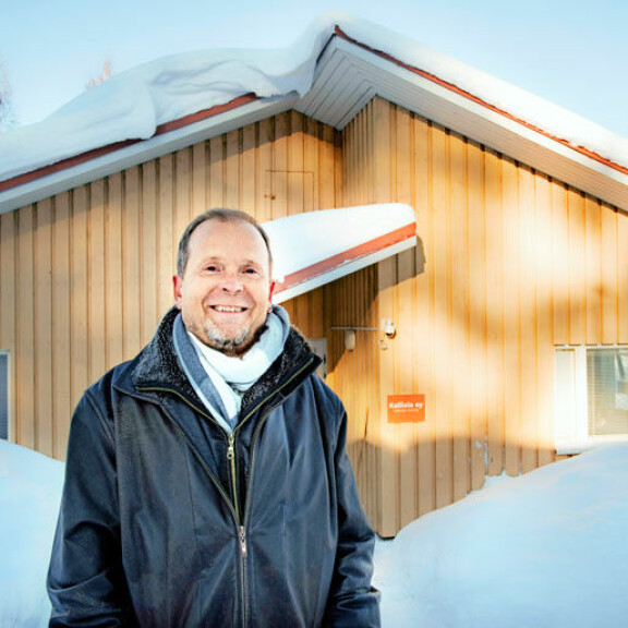 Jussi tuli Kalliolan Myllyhoitoon 1997 raitistuakseen. Alku on vaikea. Vertaistukiryhmissä käyminen alkuvaiheessa on valtaosalle ehdoton edellytys raitistumiseen. –Loppuelämän kahletta niistä ei välttämättä tule, kuten jotkut pelkäävät, Jussi toteaa. Jussi tuli Kalliolan Myllyhoitoon 1997 raitistuakseen. Alku on vaikea. Vertaistukiryhmissä käyminen alkuvaiheessa on valtaosalle ehdoton edellytys raitistumiseen. –Loppuelämän kahletta niistä ei välttämättä tule, kuten jotkut pelkäävät, Jussi toteaa.