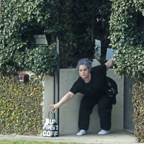 Kellylle tuli ilmeisesti kiire hakea kahvilähetys, sillä hän oli unohtanut pukea kengät jalkaan. Kelly Osbourne