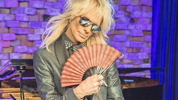 Mikä moka! Michael Monroe oikoo promoottorin virhettä: 'Emme ole koskaan vahvistaneet..' Mike Monroe ei lämppää Mott the Hooplea, vaikka mainos niin virheellisesti kertoo.