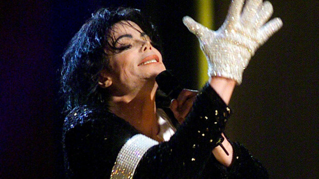Kohudokumentti oli liikaa: Michael Jacksonin fanit protestoivat brittikanavan ulkopuolella - vakuuttavat laulajan syyttömyyttä! Michael Jackson