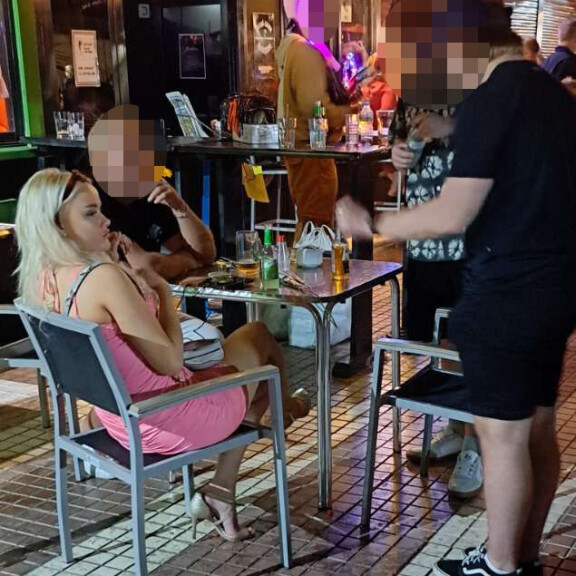Iida nautiskeli livemusiikista Kanarian lämpimässä illassa. Iida Vainio