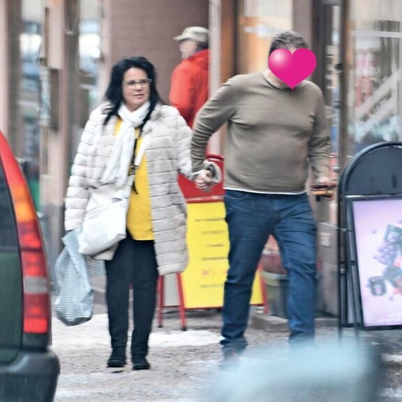 Liikemiesrakas ei saanut näppejään irti Kaijasta. Mies talutti iskelmätähteä shoppailureissulla. Liikemiesrakas ei saanut näppejään irti Kaijasta. Mies talutti iskelmätähteä shoppailureissulla.