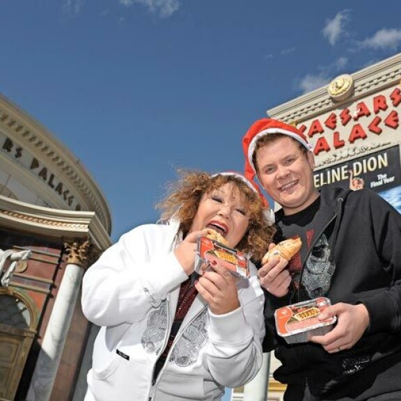 Joulun 2007 Anita vietti Las Vegasissa Janne Katajan kanssa. Ystävykset vetivät torttua ja laatikoita Caesar’s Palacen kasinon edustalla, ja Seiska raportoi värikkäät käänteet. Joulun 2007 Anita vietti Las Vegasissa Janne Katajan kanssa. Ystävykset vetivät torttua ja laatikoita Caesar’s Palacen kasinon edustalla, ja Seiska raportoi värikkäät käänteet.