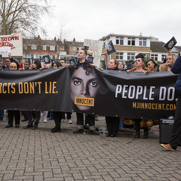 Kohudokumentti oli liikaa: Michael Jacksonin fanit protestoivat brittikanavan ulkopuolella - vakuuttavat laulajan syyttömyyttä! Michael Jacksonin fanit protestoivat