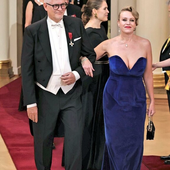 Petri Sarvamaa ja uusi Sabina-kulta nähtiin Linnan juhlissa. Pari esiintyi itsevarmasti, mutta taustalla käy melkoinen kuohunta. Petri Sarvamaa ja uusi Sabina-kulta nähtiin Linnan juhlissa. Pari esiintyi itsevarmasti, mutta taustalla käy melkoinen kuohunta.