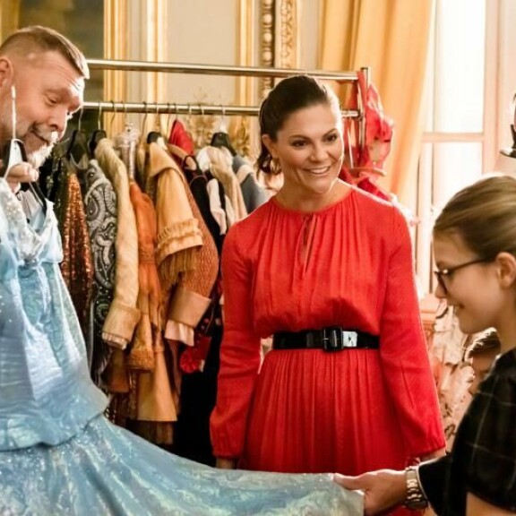 Estelle ihastelee Tuhkimon mekkoa. Kuninkaalliset