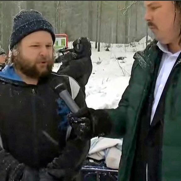 Seiskan toimittaja Eetu Ampuja haastatteli jämsäläisen Rassen, joka oli saapunut seuraamaan surusaattoa. Seiskan toimittaja Eetu Ampuja haastatteli jämsäläisen Rassen, joka oli saapunut seuraamaan surusaattoa.